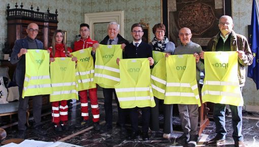 Apro Formazione dona cento gilet catarifrangenti: ad Alba un gesto concreto per la sicurezza dei giovani migranti
