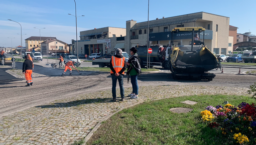 Savigliano, in corso l'asfaltatura di strade e rotonde Savigliano, in corso l'asfaltatura di strade e rotonde