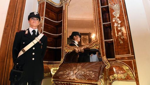 Il prezioso capolavoro dell’ebanista Piffetti recuperato dal Comando Tutela Patrimonio Culturale e tornato a Palazzo Chiablese di Torino Il prezioso capolavoro dell’ebanista Piffetti recuperato dal Comando Tutela Patrimonio Culturale e tornato a Palazzo Chiablese di Torino