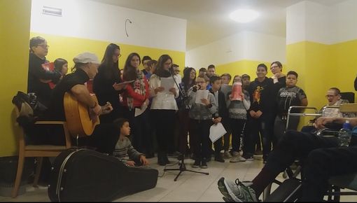 Studenti di Monesiglio allietano con i canti di Natale gli ospiti della casa di riposo Alta Langa Studenti di Monesiglio allietano con i canti di Natale gli ospiti della casa di riposo Alta Langa