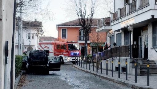 La Volkswagen che ha preso fuoco davanti alla filiale della Banca Unicredit di Revello