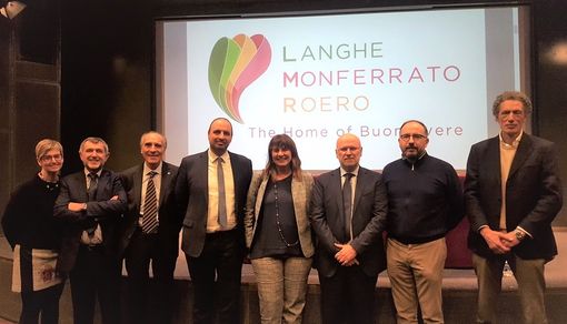 Da sinistra Luisa Mazzucato, Roberto Berzia e Angelo Dabbene (collegio sindacale), il direttore dell'Atl Mauro Carbone, Paola Casagrande della Direzione Promozione Cultura Turismo e Sport della Regione; il presidente Luigi Barbero, il sindaco e membro del Cda dell'Ente Turismo Maurizio Rasero; Silvano Stella, membro del Cda