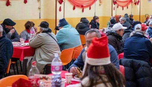 Natale condiviso ad Alba: la Caritas apre la mensa per chi non vuole restare solo