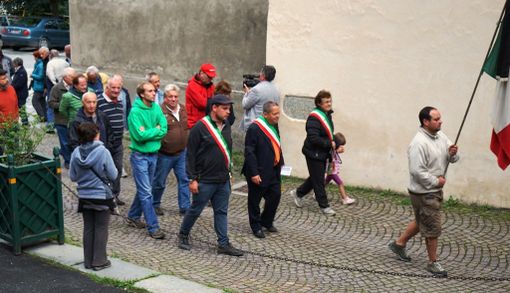 Con la fiaccolata funerea di Casteldelfino, il territorio lancia il guanto di sfida alla Regione Piemonte