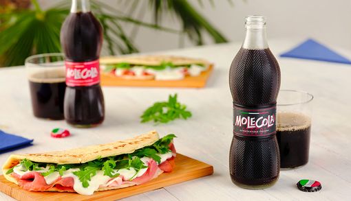 Molecola: una bevanda alla cola tutta italiana, plastic free e solidale Molecola: una bevanda alla cola tutta italiana, plastic free e solidale
