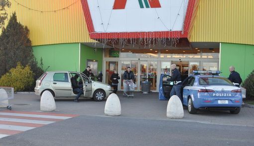 Arrestato ladro di borsette 35enne: agiva nel parcheggio di un supermercato cuneese