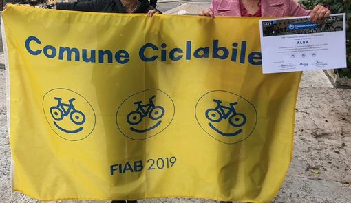 Fiab consegna alla città di Alba la bandiera di “Comuni Ciclabili”