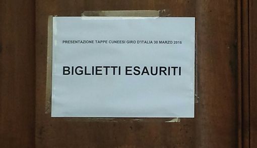 #controcorrente: la presentazione, al teatro Toselli, delle tappe cuneesi del Giro d’Italia 2016 ha lasciato fuori molti appassionati a causa dei pochi posti disponibili #controcorrente: la presentazione, al teatro Toselli, delle tappe cuneesi del Giro d’Italia 2016 ha lasciato fuori molti appassionati a causa dei pochi posti disponibili