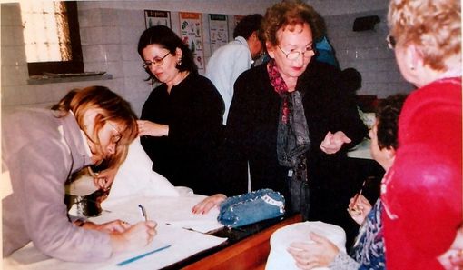 La signora Franca Ramasso Galletto durante i primi corsi di ricamo Bandera all’Unitre di Moretta