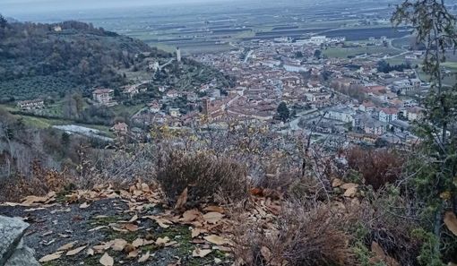 Il paese di Revello, in valle Po, visto dal Mombracco