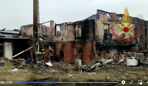 In corso le operazioni di bonifica e smassamento del cascinale andato in fiamme a Ceva In corso le operazioni di bonifica e smassamento del cascinale andato in fiamme a Ceva