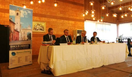 Due momenti dell'assemblea dei soci che la Bcc cheraschese ha tenuto martedì 30 aprile