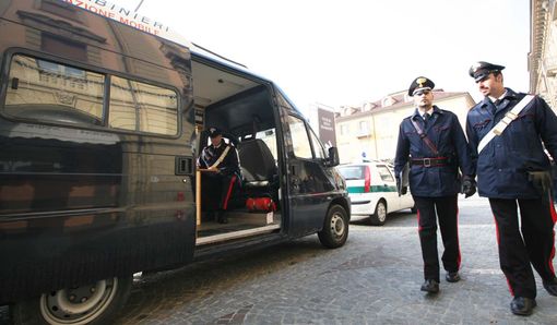 La stazione mobile dei Carabinieri di Alba La stazione mobile dei Carabinieri di Alba