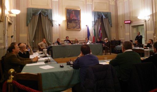 In Consiglio a Mondovì la norma per le attività gestite da cittadini che non conoscono l'italiano