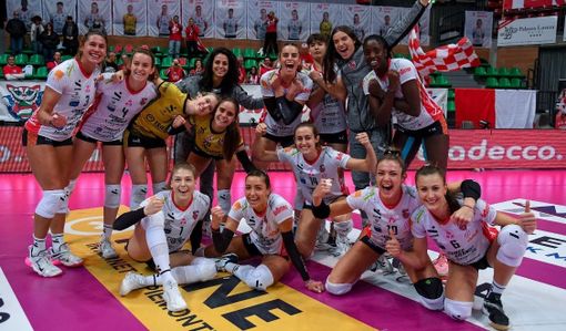 Le giocatrici cuneesi festeggiano il quarto successo negli ultimi dodici giorni (credit Danilo Ninotto)