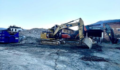 Ruspe al lavoro durante l'abbattimento dell'ex mobilificio Cadrin sulla cui area sorgerà un supermercato con un ampio parcheggio