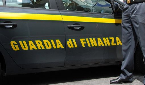 Stipulavano polizze vita false: scoperta dalla Finanza una truffa per quasi mezzo milione di euro Stipulavano polizze vita false: scoperta dalla Finanza una truffa per quasi mezzo milione di euro