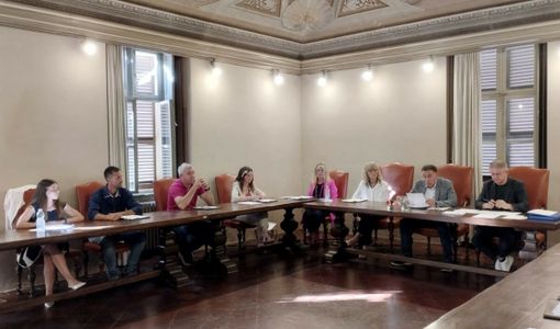 I consiglieri e gli assessori di maggioranza nel consiglio Comunale di Revello, con il sindaco Paolo Motta e la vice Antonella Rolle