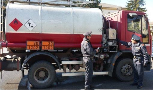 La Guardia di Finanza sequestra oltre mille e 400 litri di gasolio agricolo La Guardia di Finanza sequestra oltre mille e 400 litri di gasolio agricolo
