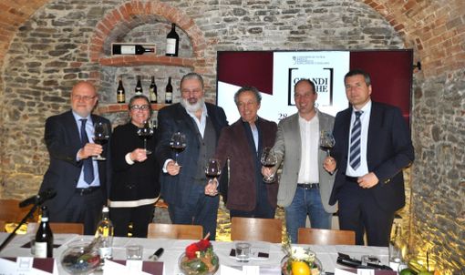 Brindisi augurale al termine della presentazione dell'evento albese