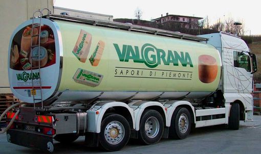 La Valgrana spa di Scarnafigi usa solo latte di allevatori cuneesi e torinesi La Valgrana spa di Scarnafigi usa solo latte di allevatori cuneesi e torinesi