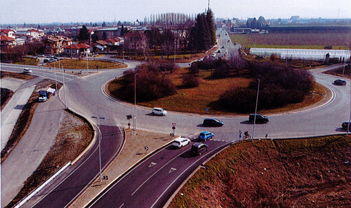 La rotonda della circonvallazione bovesana, pericolosissima per pedoni e ciclisti La rotonda della circonvallazione bovesana, pericolosissima per pedoni e ciclisti