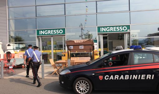 Tenta una rapina al Self di Alba ma viene arrestato dai carabinieri mentre si nasconde in un campo incolto