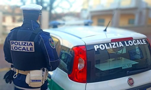 La Morra, si presenta in Comune con carta d’identità manomessa: denunciato dalla Polizia Locale La Morra, si presenta in Comune con carta d’identità manomessa: denunciato dalla Polizia Locale