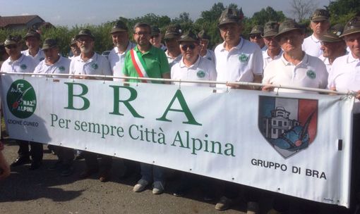 Anche le penne nere di Bra al raduno degli Alpini roerini a Magliano Alfieri Anche le penne nere di Bra al raduno degli Alpini roerini a Magliano Alfieri