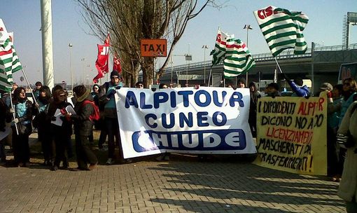 I dipendenti Alpitour a Milano stamattina