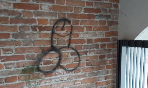 Simboli fallici sulle mura centenarie della vecchia torre del consiglio di Caramagna Piemonte, il sindaco: "Inaccettabile" Simboli fallici sulle mura centenarie della vecchia torre del consiglio di Caramagna Piemonte, il sindaco: "Inaccettabile"