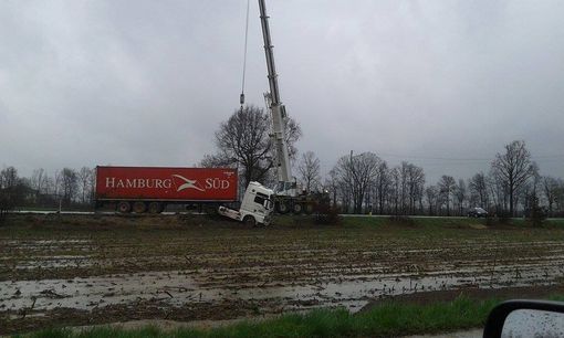 Camion si ribalta ed esce di strada a Marene