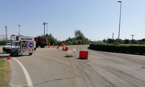 Operai al lavoro questa mattina sulla rotonda, aperta al traffico solo in uscita e verso viale Masera