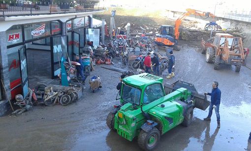 "Semplicemente grazie": centinaia di "angeli del fango" accorsi a Ceva per ripulire la Amerio Moto "Semplicemente grazie": centinaia di "angeli del fango" accorsi a Ceva per ripulire la Amerio Moto