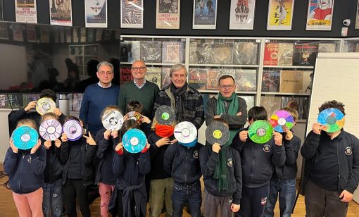 L'Associazione Alec porta la cultura del vinile nelle scuole: musica, arte e storia si incontrano attraverso le copertine dei dischi L'Associazione Alec porta la cultura del vinile nelle scuole: musica, arte e storia si incontrano attraverso le copertine dei dischi