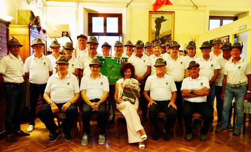 Paola Ravazzi con Il direttivo e i soci della Sezione Ana Monviso di Saluzzo di cui è diventata madrina