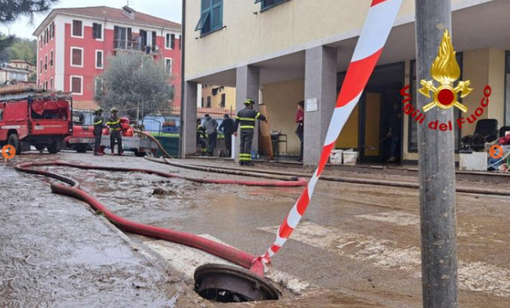Colonna mobile dei vigili del fuoco di Cuneo in aiuto alla popolazione di Cairo Montenotte Colonna mobile dei vigili del fuoco di Cuneo in aiuto alla popolazione di Cairo Montenotte