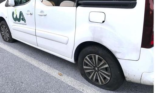 Uno dei veicoli danneggiati