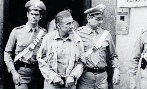 Uno foto che fece scalpore: l'arresto di Enzo Tortora da parte dei carabinieri Uno foto che fece scalpore: l'arresto di Enzo Tortora da parte dei carabinieri