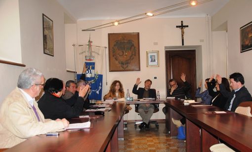 “Renzi, campione di annunci, al tuo confronto è un dilettante”: sul bilancio l’ex Roberto Moine irride il sindaco di Sanfront