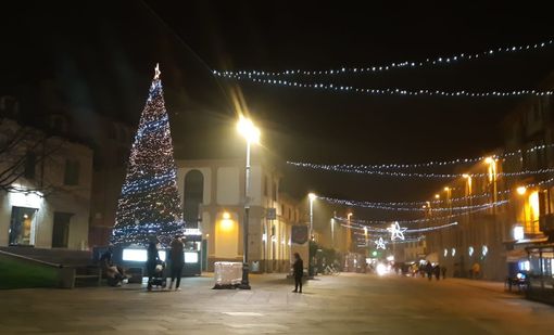 Saluzzo, l'albero di Natale illuminato in piazza Vineis Saluzzo, l'albero di Natale illuminato in piazza Vineis