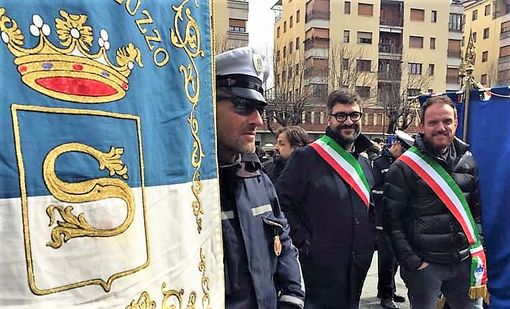 I sindaci Calderoni (Saluzzo, a sinistra) e Demarchi (Castellar, a destra). In primo piano, il gonfalone della Città di Saluzzo I sindaci Calderoni (Saluzzo, a sinistra) e Demarchi (Castellar, a destra). In primo piano, il gonfalone della Città di Saluzzo