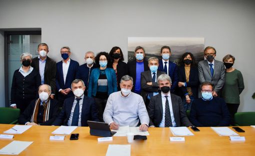 L'assessore Icardi insieme al Consiglio direttivo dell'Associazione Commercianti Albesi L'assessore Icardi insieme al Consiglio direttivo dell'Associazione Commercianti Albesi