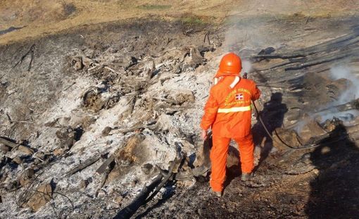La zona dell'incendio e l'intervento di Aib e Vigili del fuoco La zona dell'incendio e l'intervento di Aib e Vigili del fuoco
