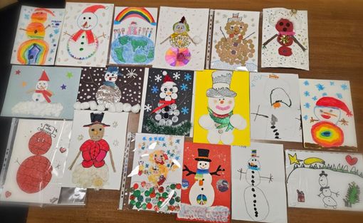 Grinzane Cavour premia i 18 bambini disegnatori del pupazzo di neve Grinzane Cavour premia i 18 bambini disegnatori del pupazzo di neve