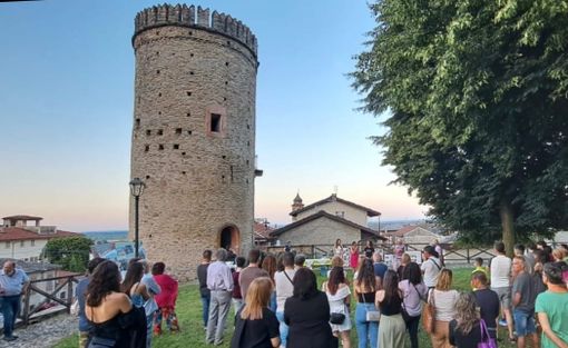 Il parco della torre del castello di Envie, dove si tengono gli eventi estivi Il parco della torre del castello di Envie, dove si tengono gli eventi estivi
