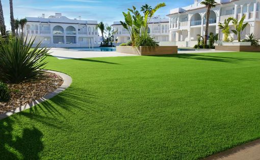 Erba sintetica e prato artificiale: praticità e stile per giardini sempre verdi