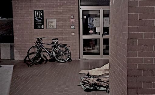 I bivacchi che di notte vengono creati di fronte alla sede cittadina dell'INPS
