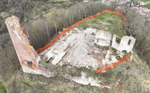 Studenti di Bagnasco alla scoperta degli scavi archeologici del castello