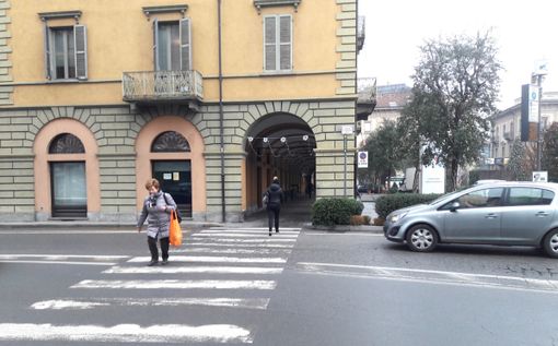 Le strisce pedonali che collegano l'ex piazza Savona, ora Ferrero, ai corsi Italia ed Einaudi